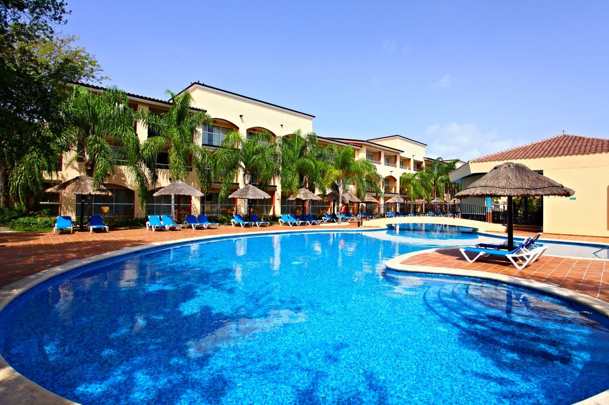 Sandos Playacar pool and resort